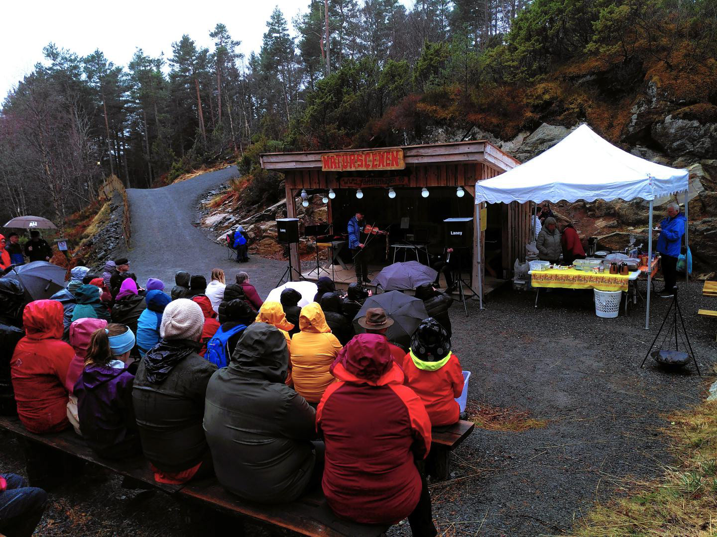 Under konserten heldt kiosken til i teltet ved sida av scenen.