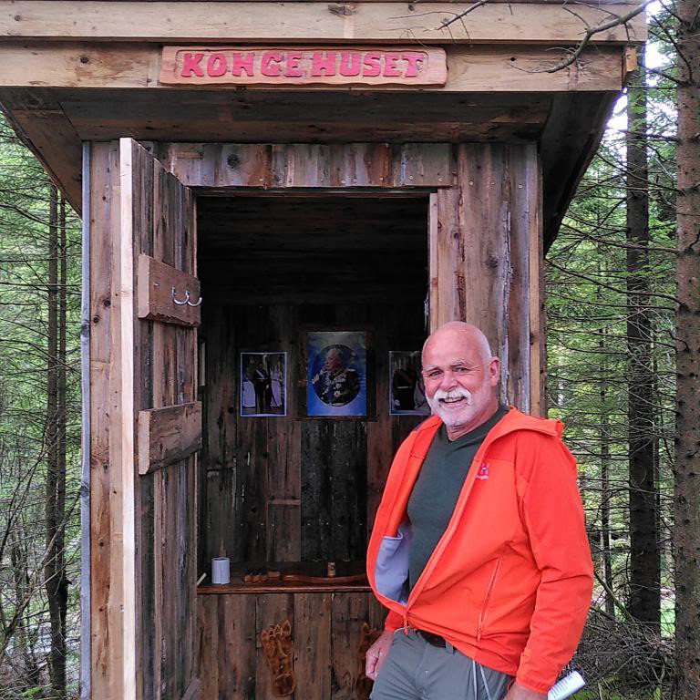Utedoen med det majestetiske namnet KONGEHUSET, ferdig juli 2022. Her poserer Kjell Musland, som har laga innreiinga. Den donerte han faktisk til NATURSTIEN, gratis!