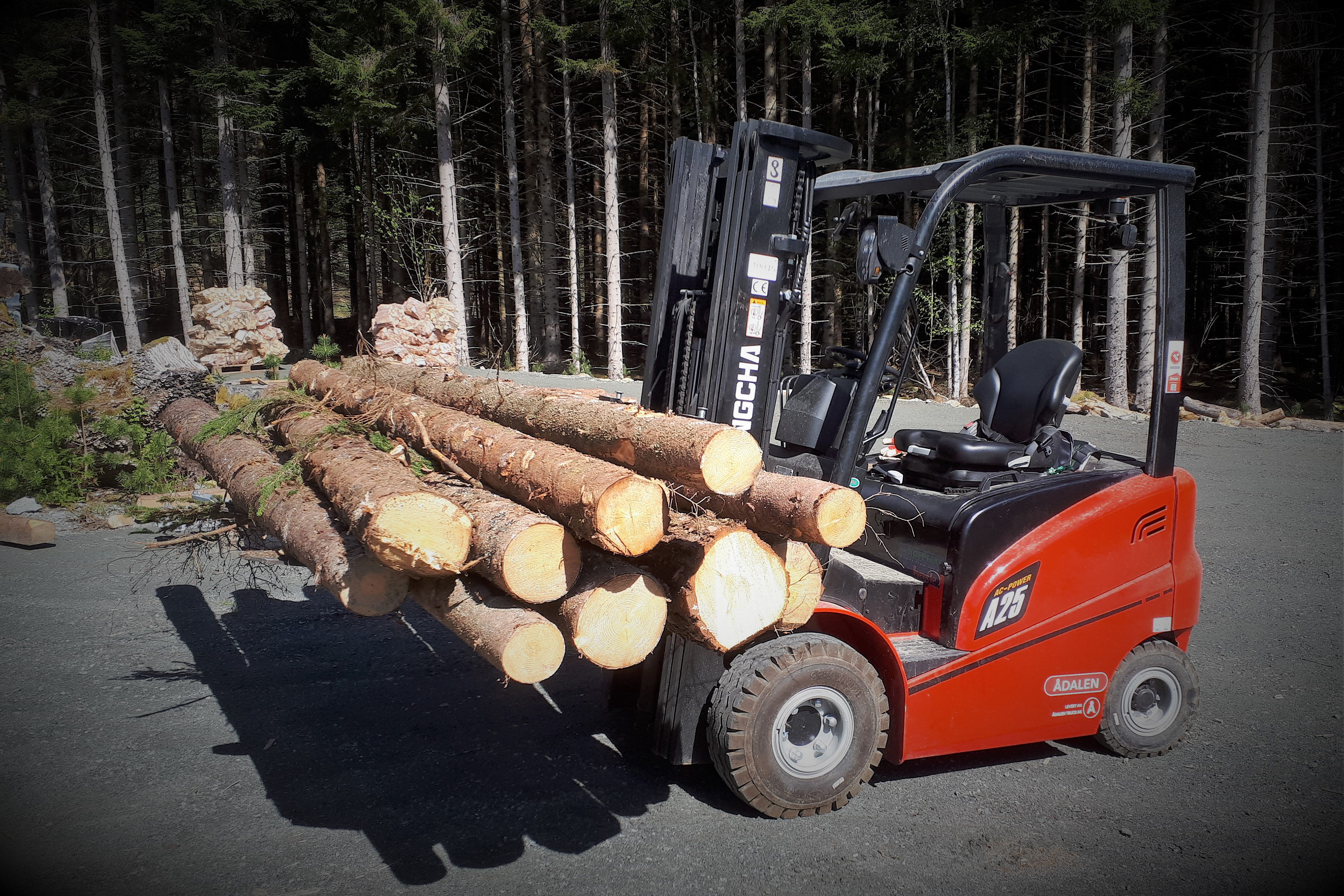 Kva skal ein med traktor når denne el-trucken tek 11 stokkar i slengen?
