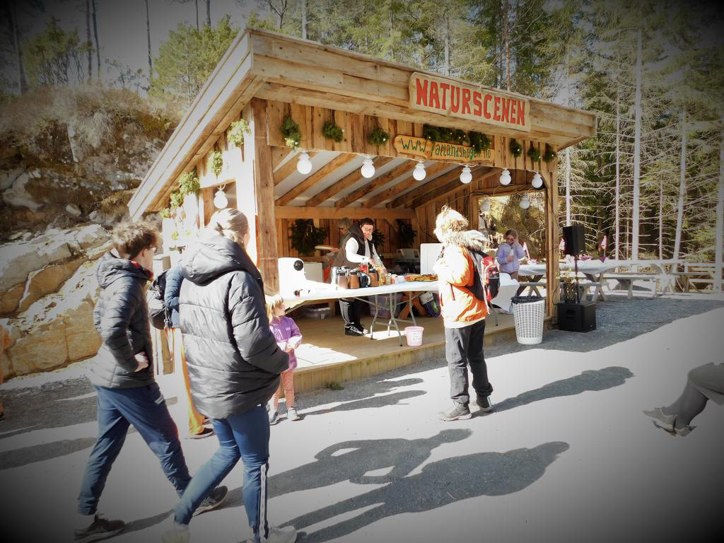 Etter kvart byrja gjestene å siga inn. NATURSCENEN var klar med snittar og kaker til gjestene.