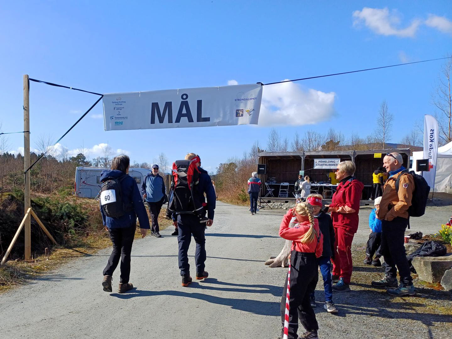 Også ruslarane utan tidtaking vart heia ivrig over målstreken.