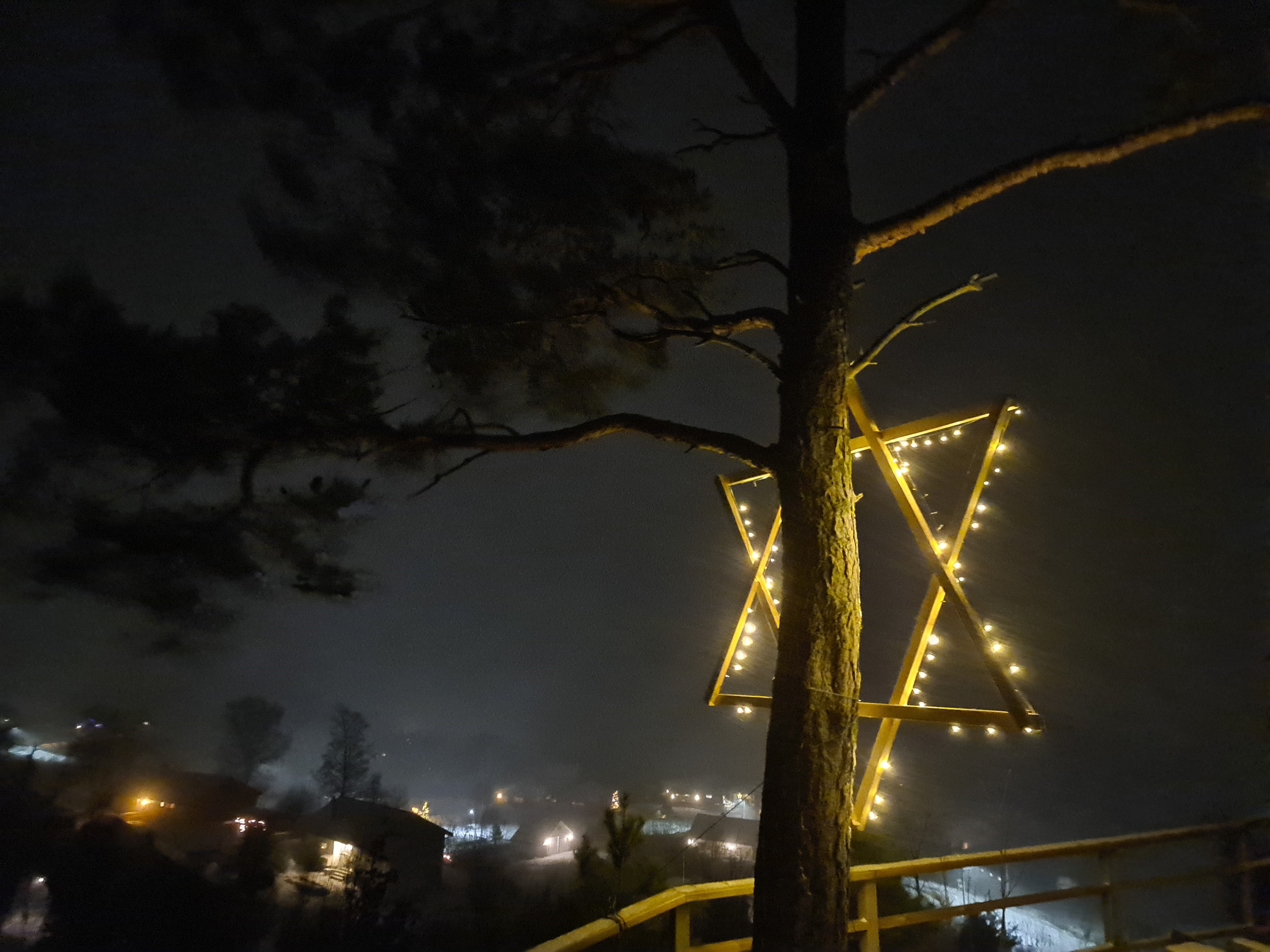 Til slutt ein rask tur oppom Gullhaug for å sjå på den store julestjerna. Ikkje berre lyser ho over bygda, men langt utover fjorden, heilt til Hidle. Foto: Vibeke Teigen.