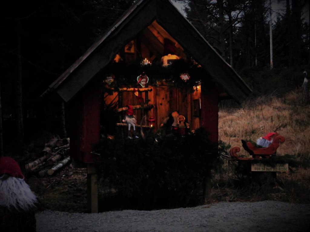 Eit ordentleg nissehus høyrer heime i NATURSTIEN rundt juletider. Desember 2022.