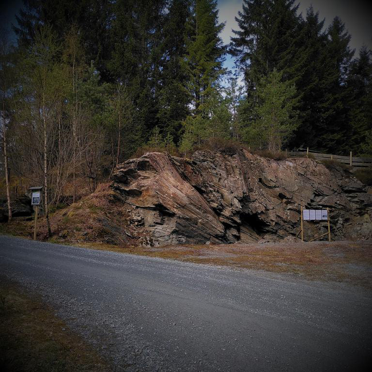 Inne i kroken til høgre kan du lesa Sigvald si spennande skildring av denne geologiske godbiten. April 2023.