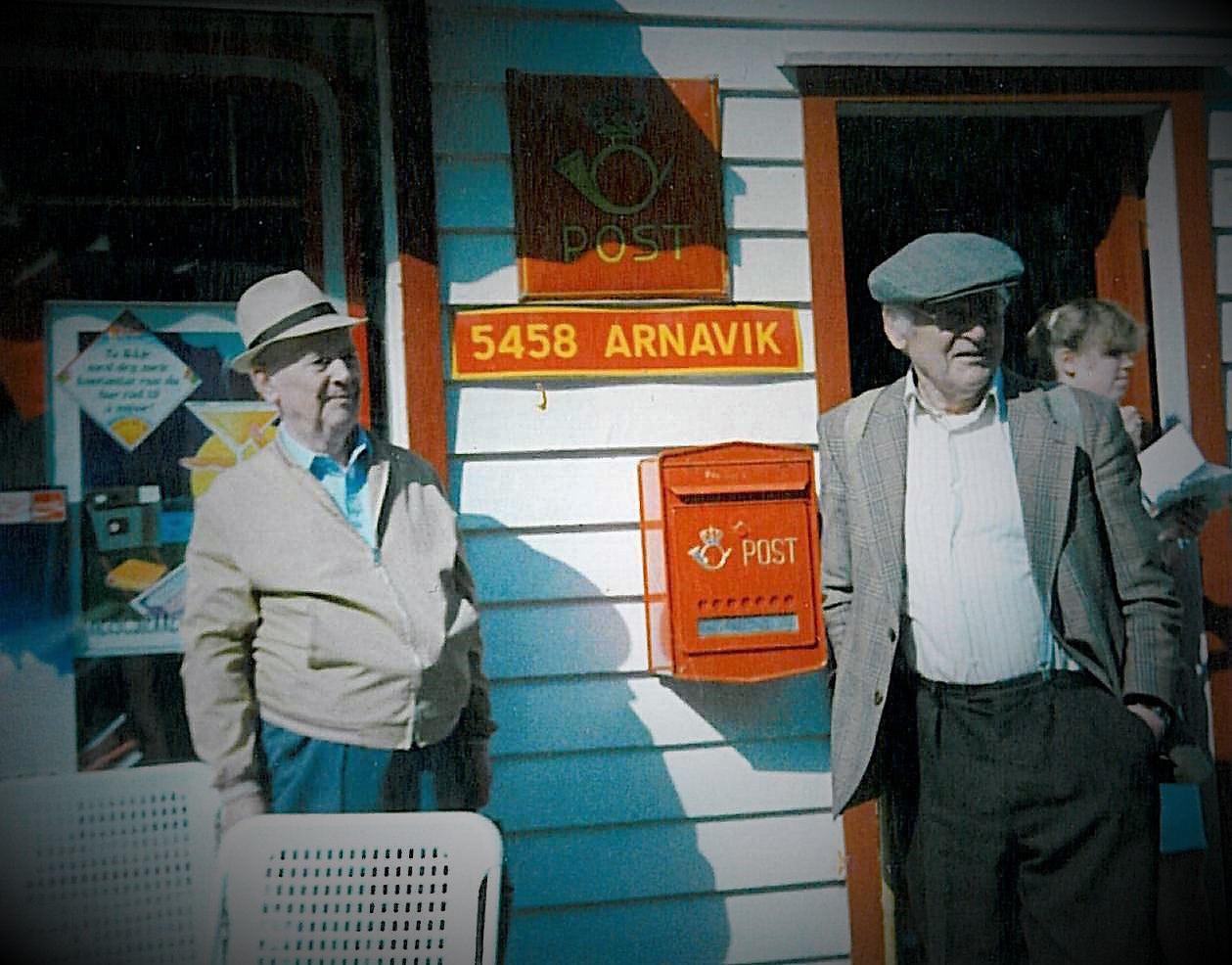 Brørne Lars og Leiv ventar på posten. Kanskje på 1980-talet?