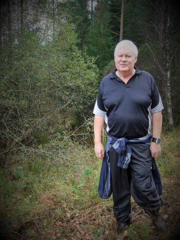 Arne på tur i eigen skog.