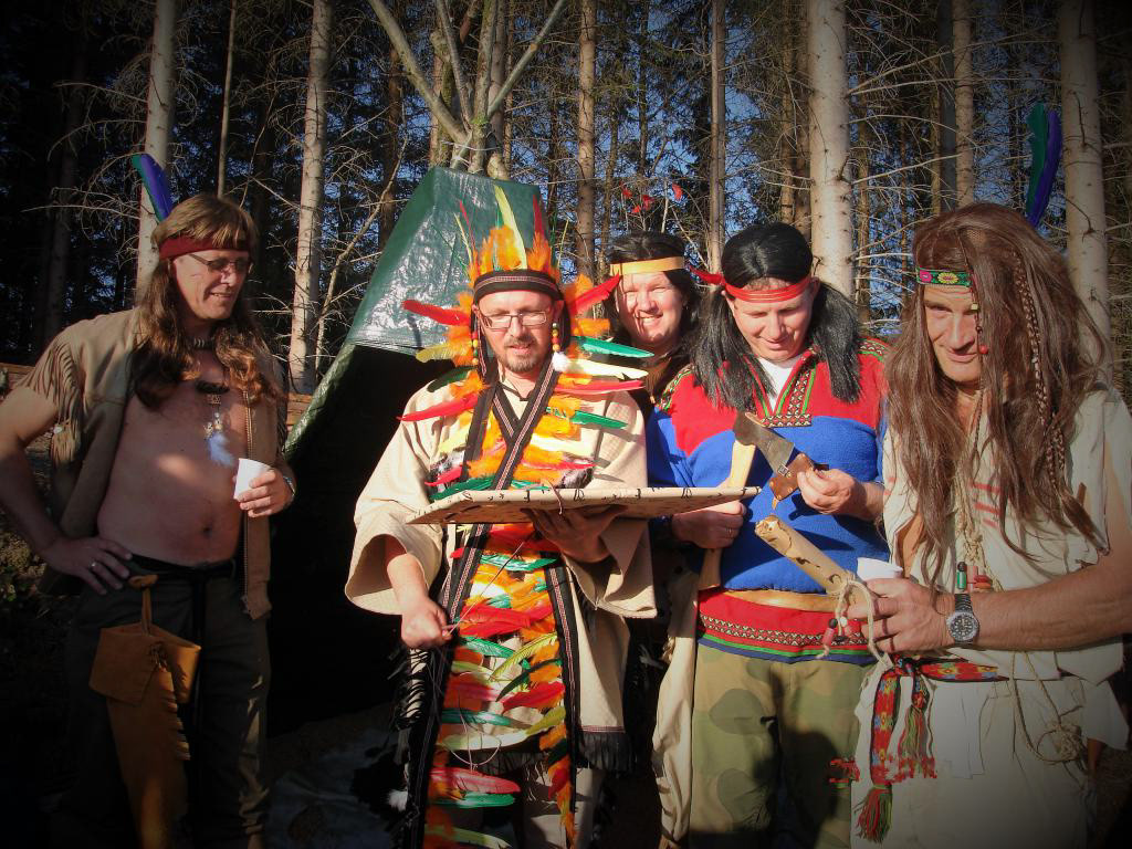 Ein svært koseleg indianarfest på Gullhaug i 2009., som overrasking til ein nybakt 50-åring. Foto: Unni Landa Haugland.