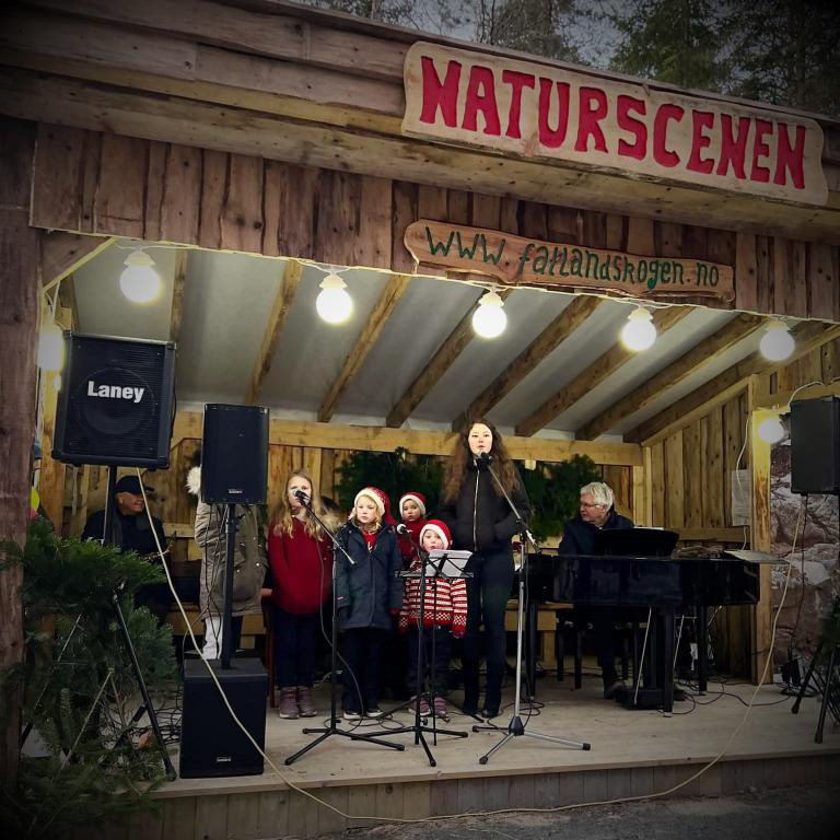 Fatlandskogen jentekor i sving på scenen. Foto: Sunniva Lind T Gjerde.