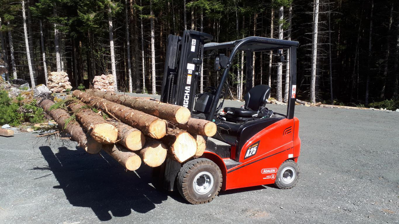 Kva skal ein med traktor når denne el-trucken tek 11 stokkar i slengen?