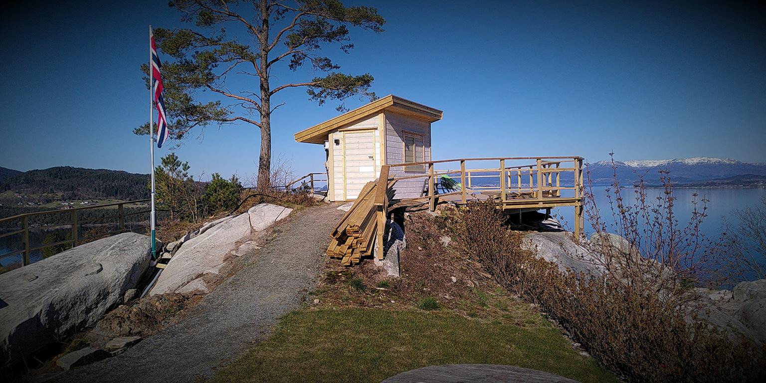 Ei lita flaggstong pyntar opp på den bortimot ferdige utsiktsplassen på toppen. Også denne må vera klar på nasjonaldagen.