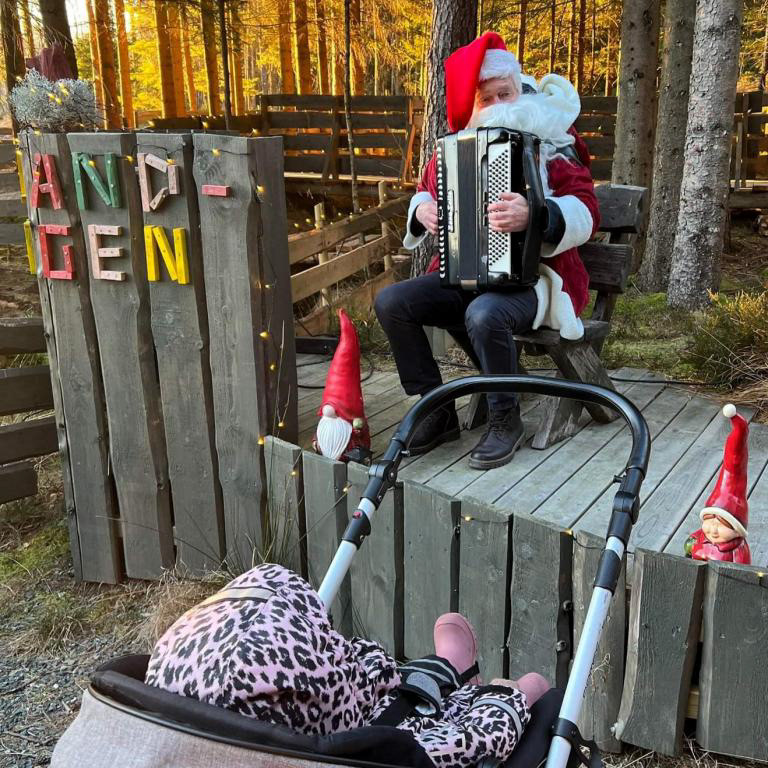 Og trekkspelniissen kjem visst i år òg, til stor glede for alle, ikkje minst dei minste.