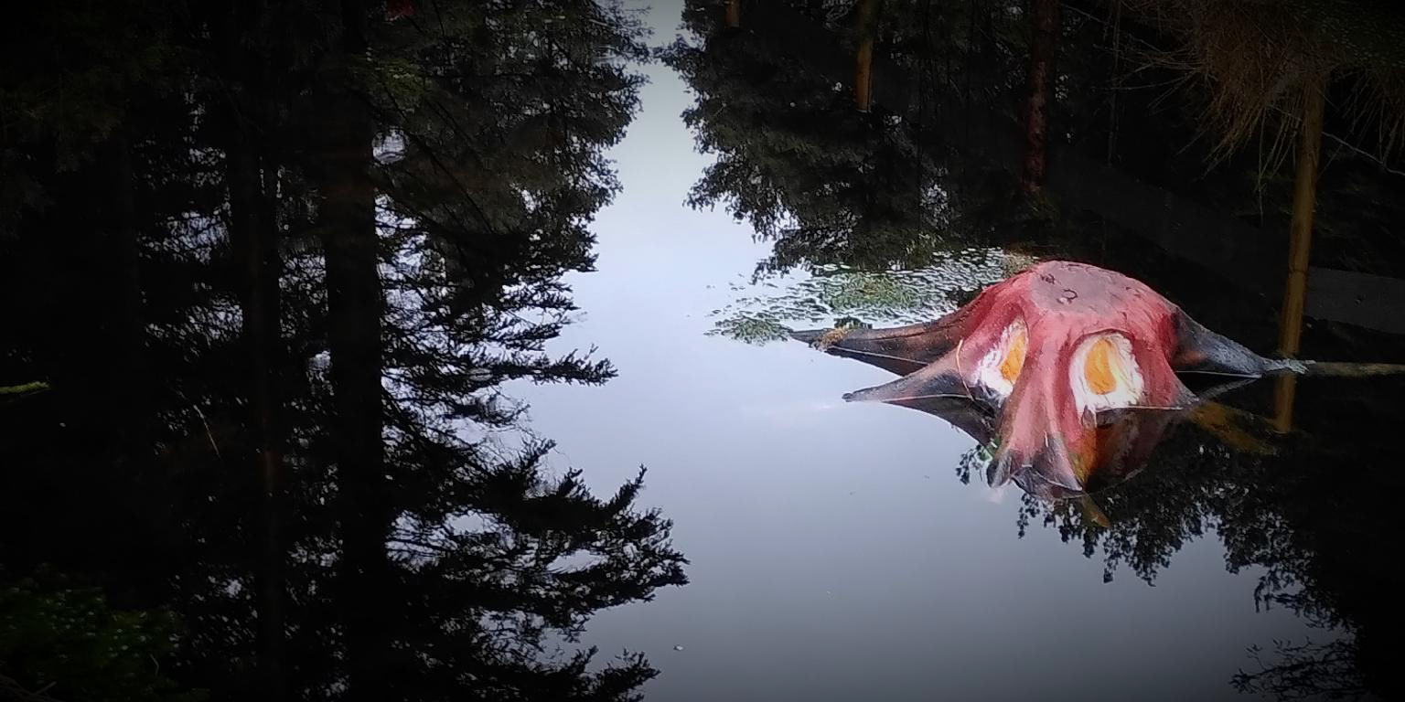 Nøkken stikk hovudet opp av dammen i NATURSTIEN. Han ser nesten levande ut, henta rett ut frå eventyret. Skummelt!