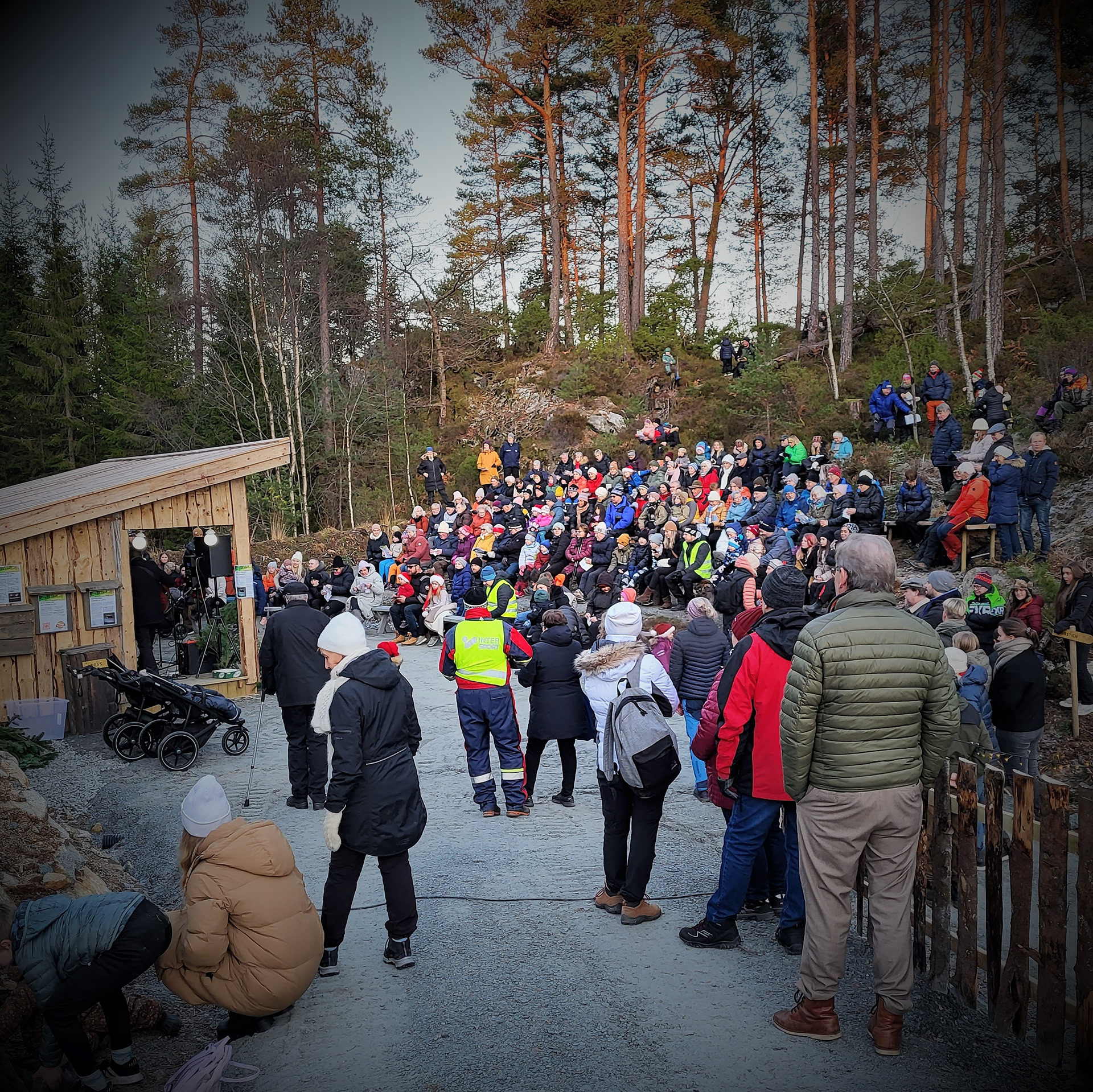 Mykje gjævt folk var samla oppe ved scenen under sjølve konserten. Foto: Hildegunn Ruud.