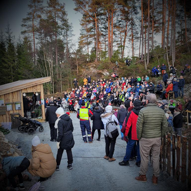 Mykje gjævt folk var samla oppe ved scenen under sjølve konserten. Foto: Hildegunn Ruud.