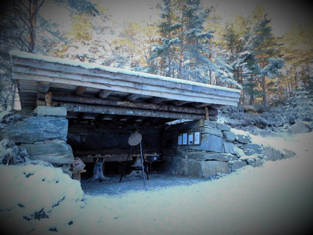 Gapahuken oppe i HJORTESTIEN er kanskje litt undervurdert av mange. Men utruleg lunt og koseleg er det her. Og rullestolen køyrer du heilt opp, og rett inn. Januar 2023.