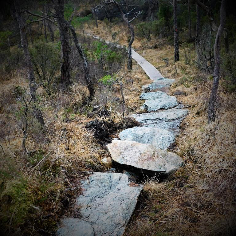 Imponerande ingeniørkunst av Kjell Rune. Han likar å bera stein den karen.