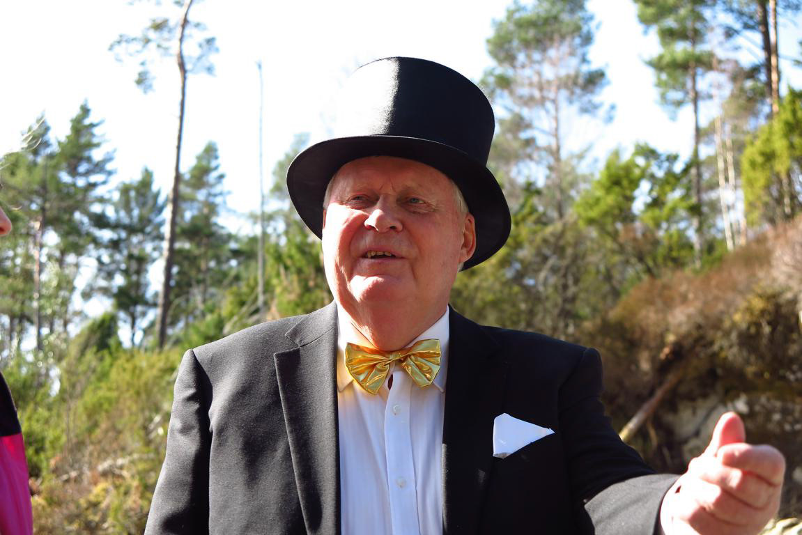 Jublianten stilte i det finaste fritidsantrekket han kunne finna i skapet sitt. Foto: Torbjørn Aarsland.