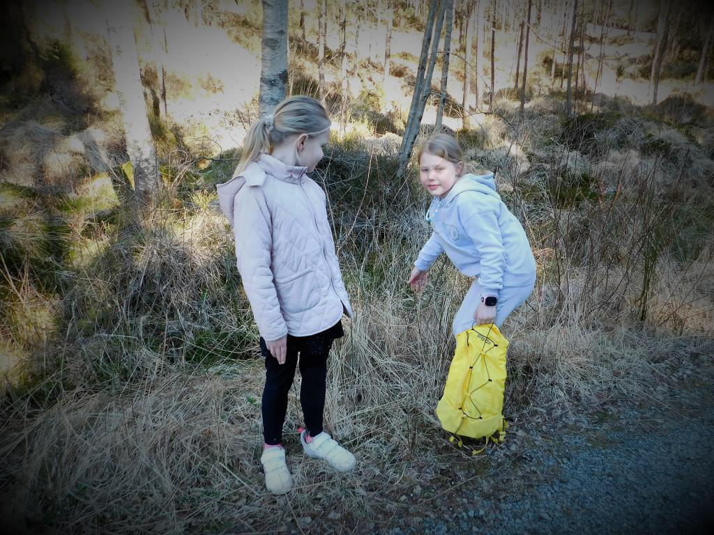 Agnes og Tiril leitar etter påskeegg andre påskedag, men det såg nokså støvsugd ut rundt om.