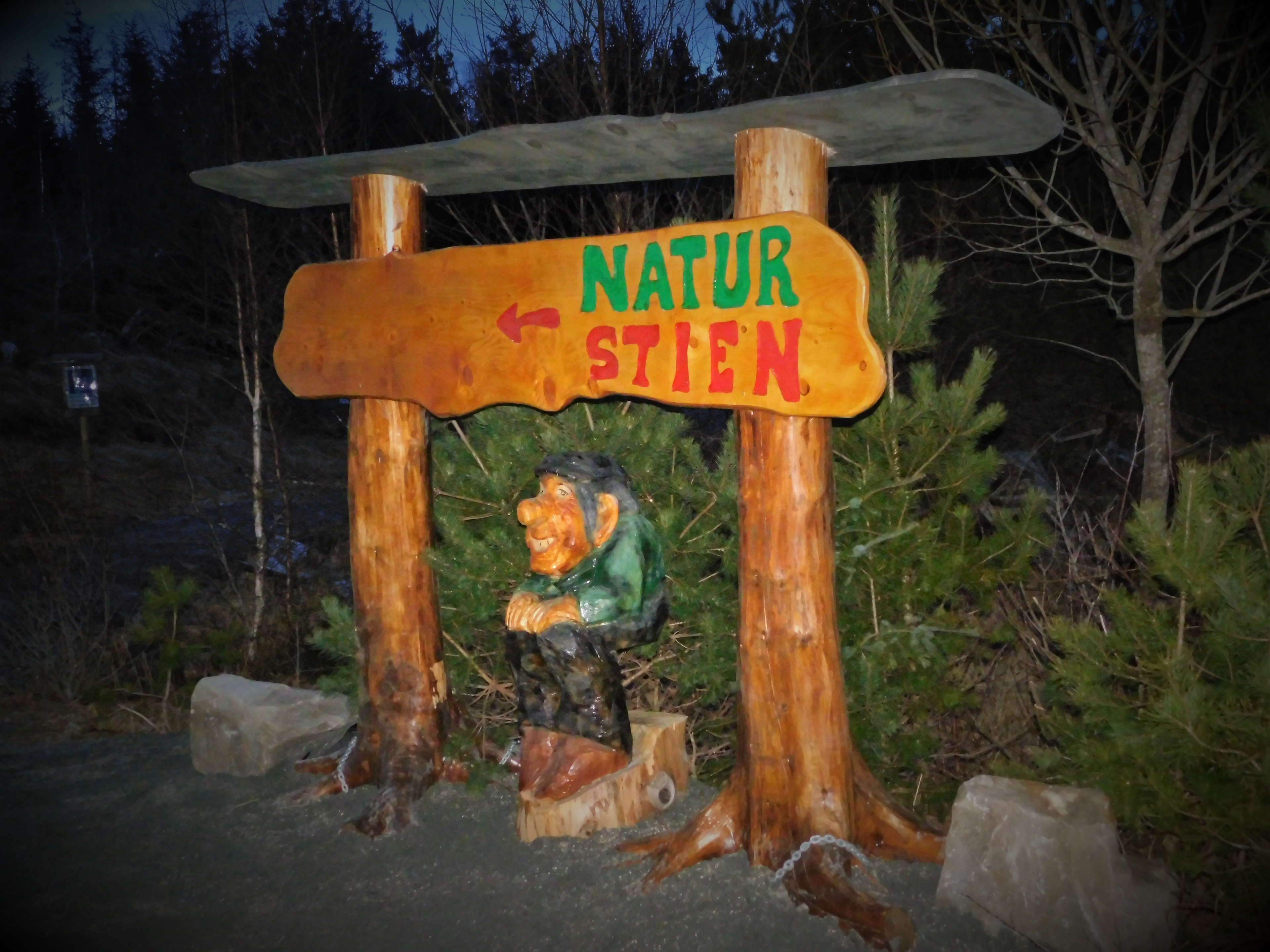Nytt prangande skilt ved starten av NATURSTIEN (april 2022). Kjell har laga den flotte skogvaktaren.