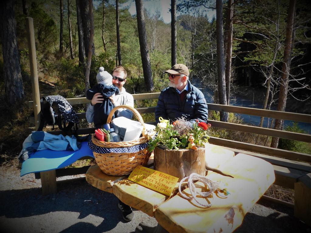 Dette bordet var oftast oppteke, her av nokre med solbriller, som hevda at dei var medlemmar av den italienske mafian, på påsketur i Fatlandskogen.