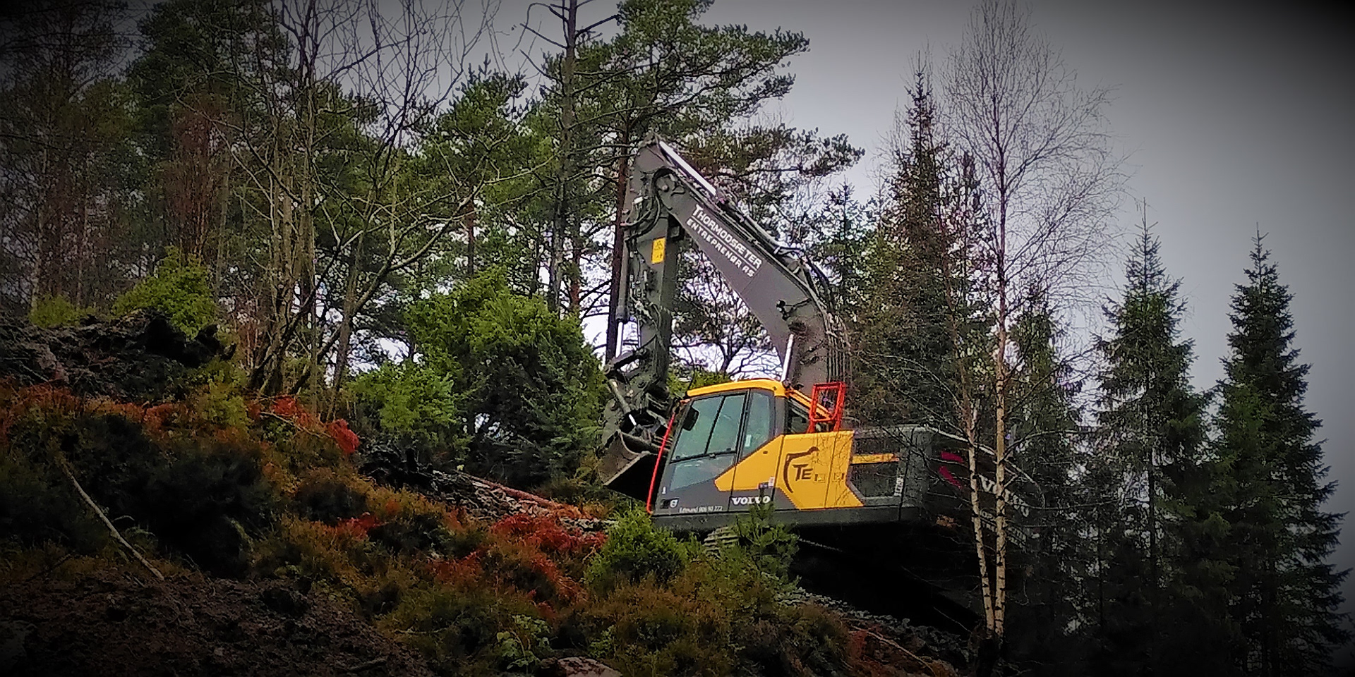 Her er Øystein gravar i full sving midt oppe i traséen. Me bruker gravemaskin på så mykje som råd, for å redusera manuelt arbeid.