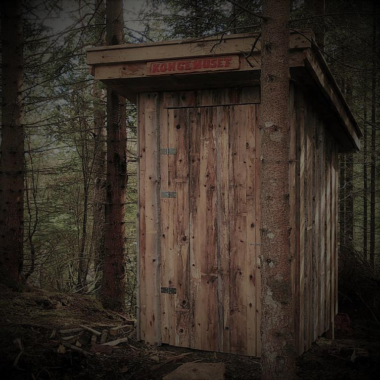 KONGEHUSET smyg seg fint inn i granskogen. Juli 2022.