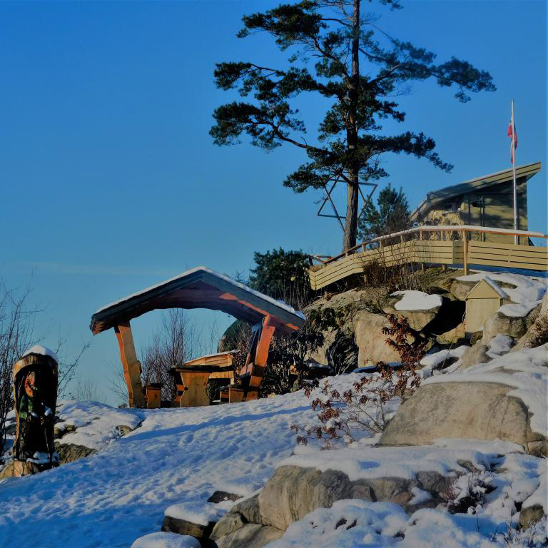 GULLHAUG er berre gullhaug, meir er det ikkje å seia om det. Bortsett frå at utsikten er formidabel i sånt vêr. Januar 2023.