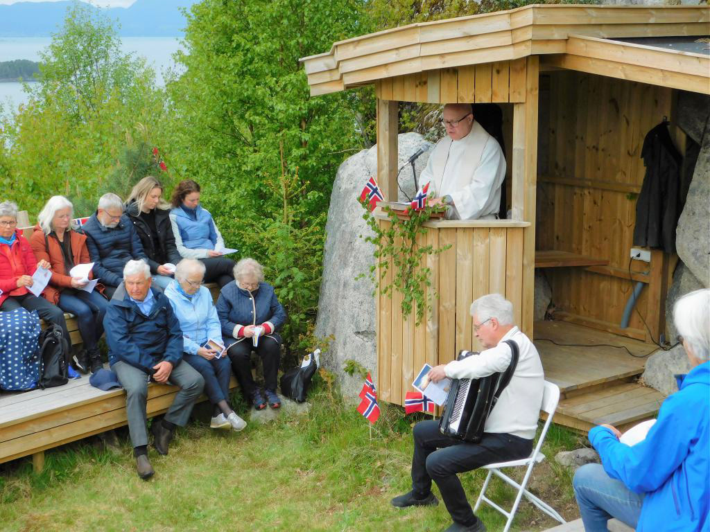 Kristi himmelfartsdag 2023 tok me opp att tradisjonen med friluftsgudsteneste på GULLHAUG. Mai 2023.