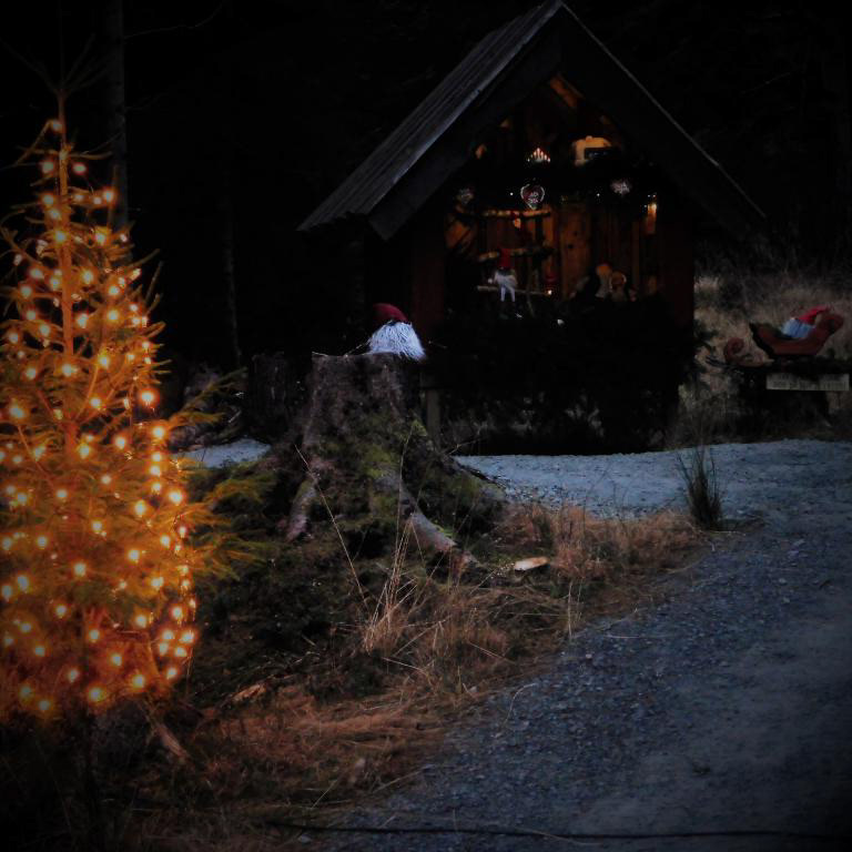Juletreet og det nye NISSEHUSET ligg midt i løypa.