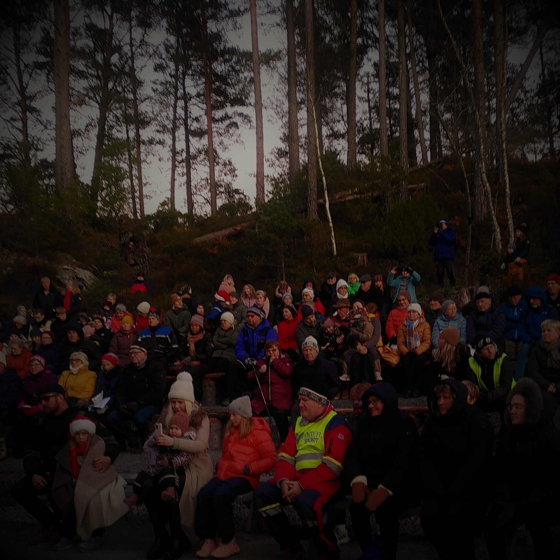 Mange forsvann under konserten, på grunn av kulda, men dei fleste heldt ut til slutt. Konsert i skogen er nemleg veldig koseleg, trass alt.