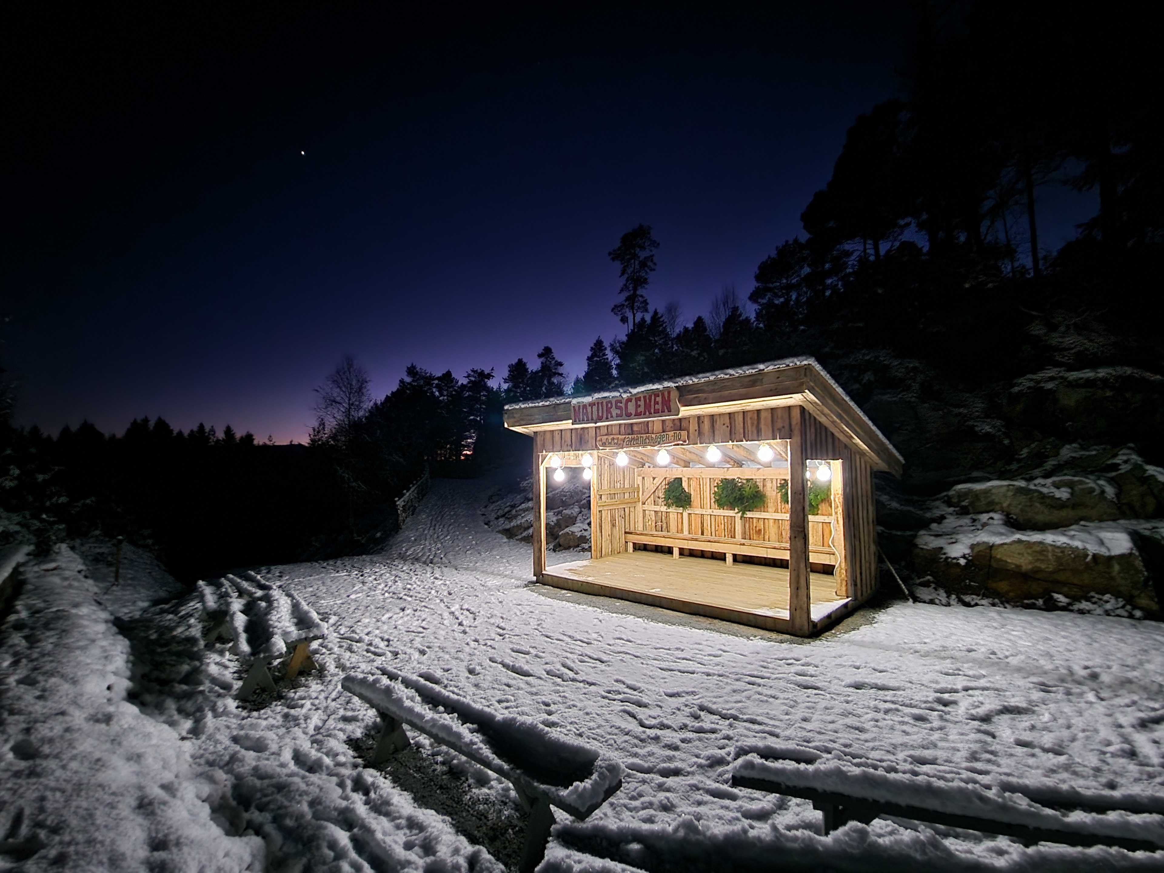 NATURSCENEN er kanskje på sitt spenstigaste når det ligg snø rundt i terrenget. Januar 2023. Foto Vibeke Teigen.