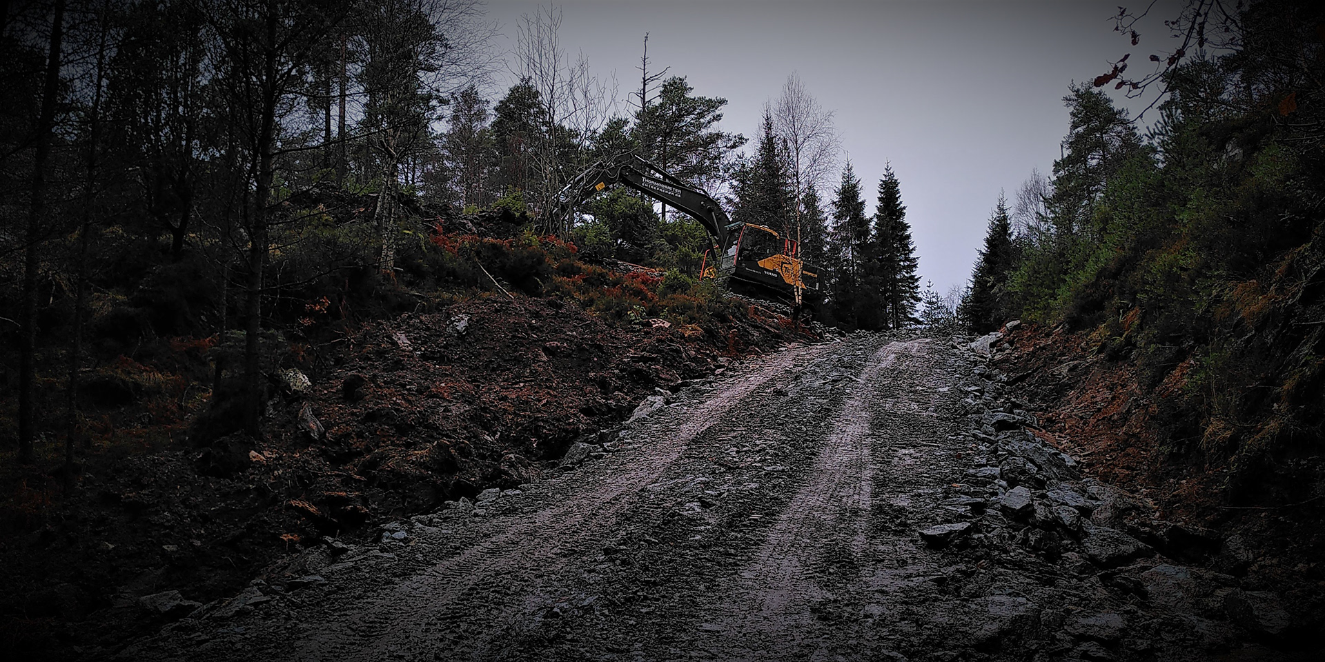 Det er såpass bratt opp her at massane i den gamle traktorvegen måtte skiftast ut med solid skotstein.