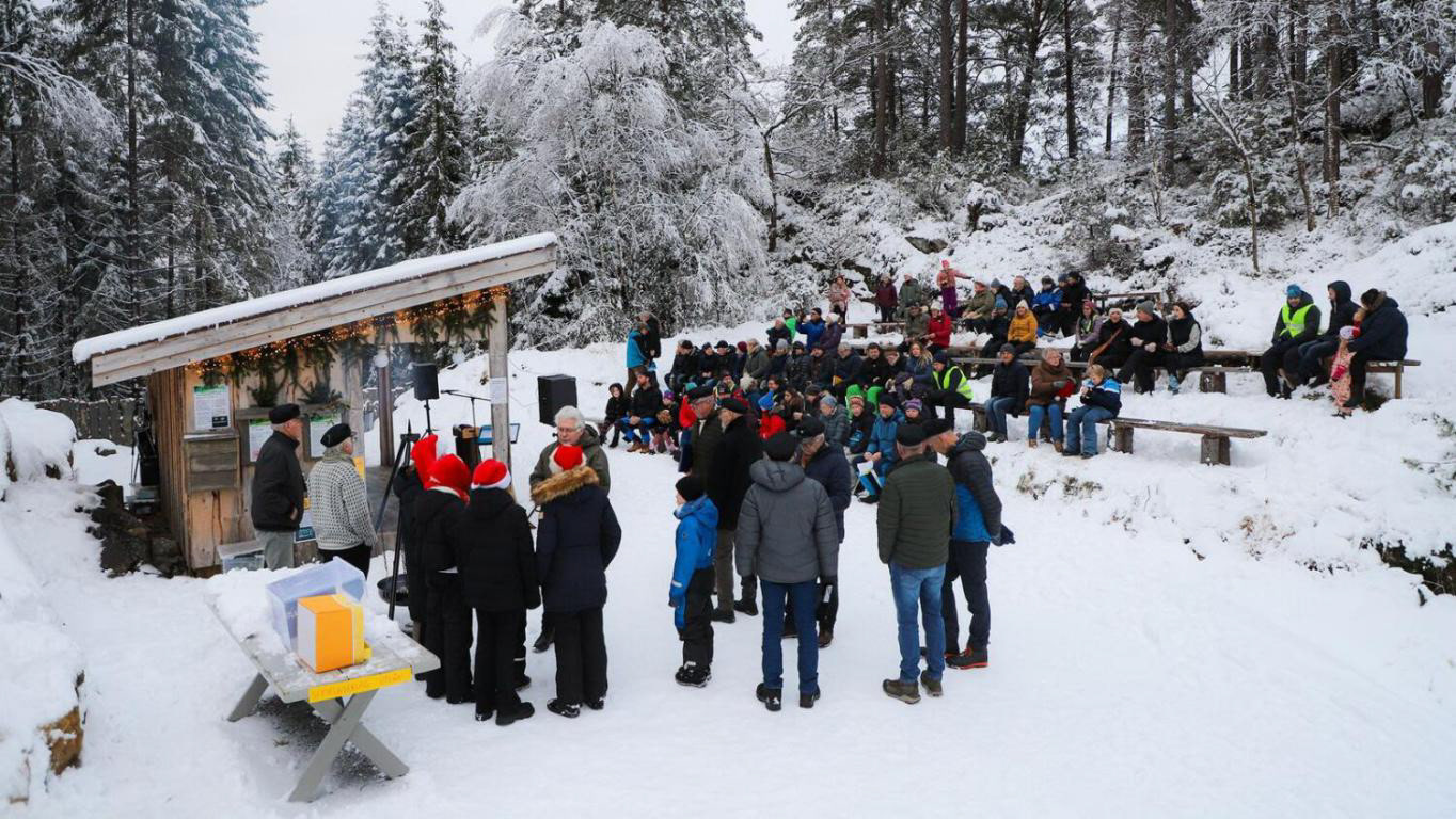 Folk samla seg etter kvart på tribunen ved Naturscenen. Foto: Morten Nygård/Grenda.