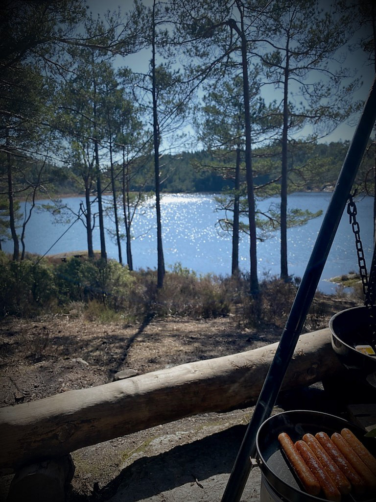 Ingen stad smakar Fatland sine pølser betre enn i FATLANDSKOGEN! Foto: Heidi Medhus.