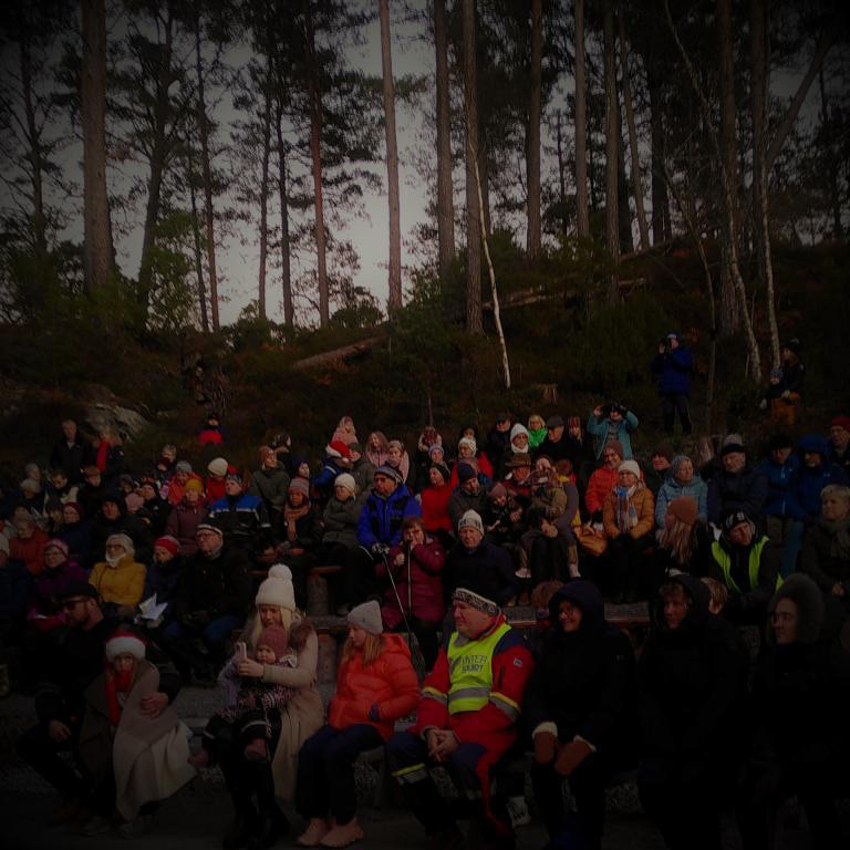 Mange forsvann under konserten, på grunn av kulda, men dei fleste heldt ut til slutt. Konsert i skogen er nemleg veldig koseleg, trass alt.