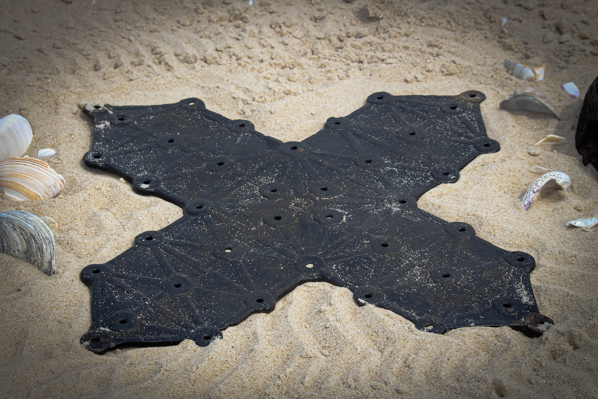 Installation "Universal Veca Grid, bronze, 2021"