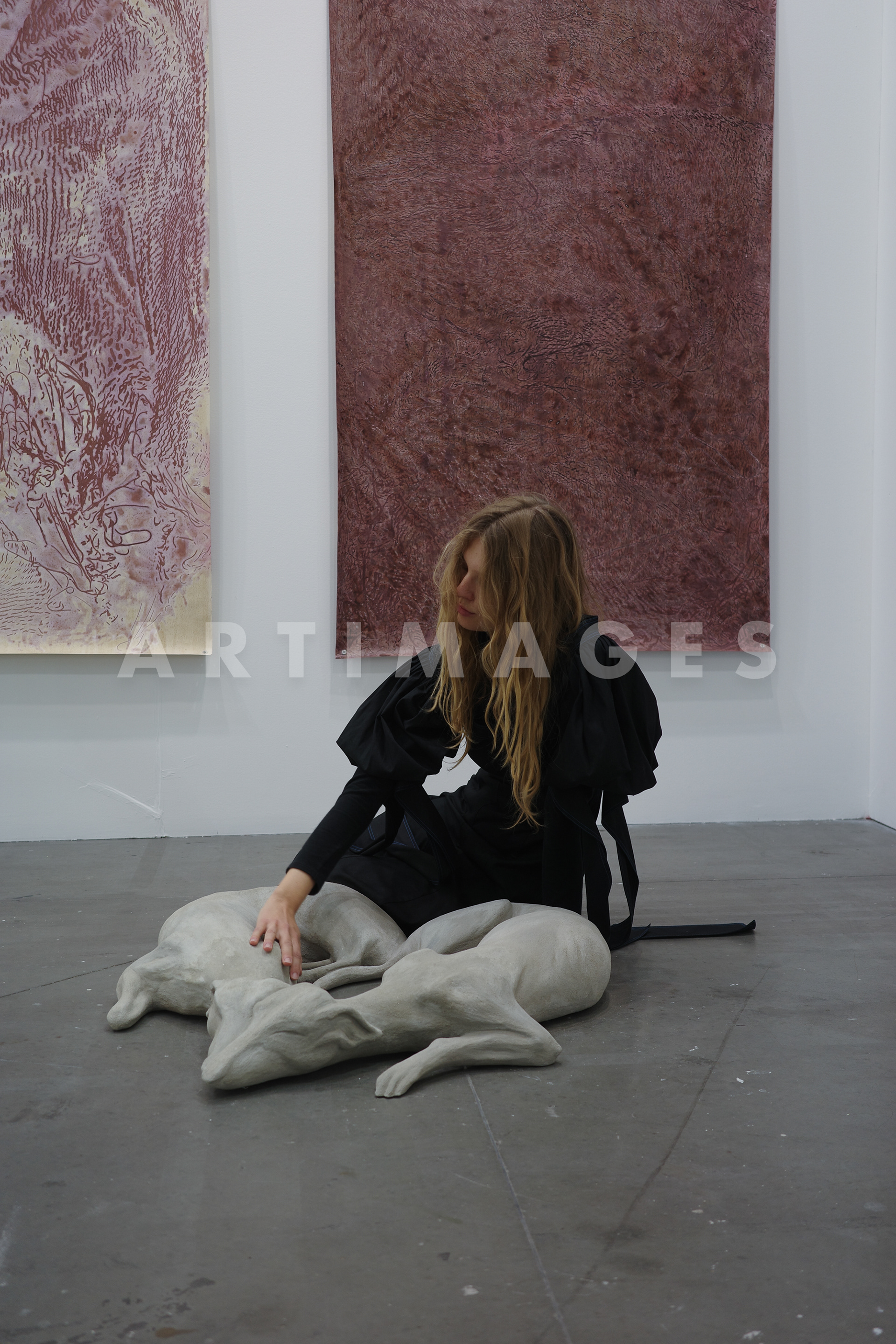 Saint Anne Gallery - Xolo Clintle performance - Performer: Alicja Brzeska ; artwork: Heart Shape Couple 2021 by Xolo Clintle