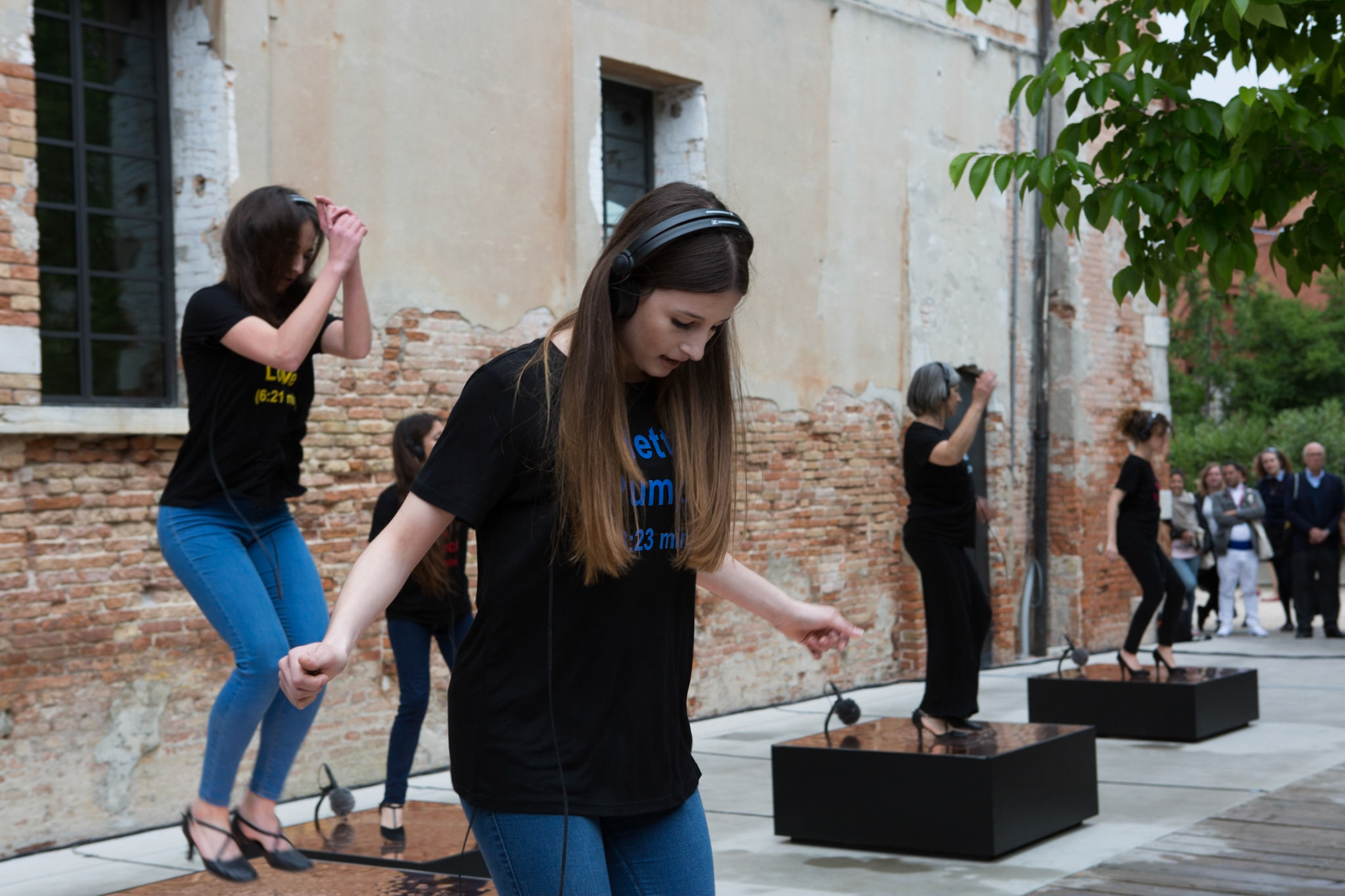 Nevin Aladag performance Raise the Roof, © Giovanni De Angelis