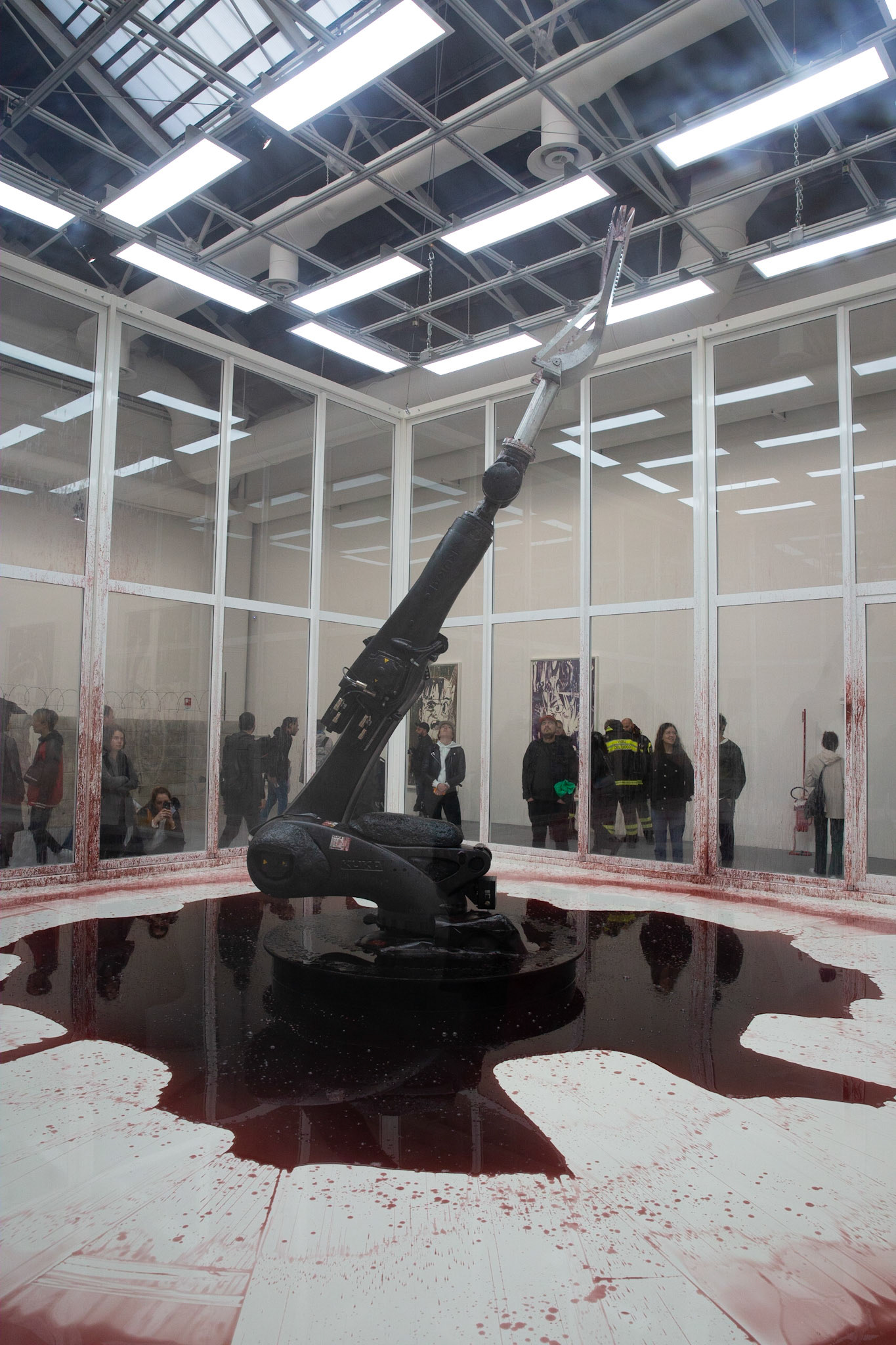 Sun Yuan and Peng Yu - Can’t Help Myself, 2016 - © Giovanni De Angelis