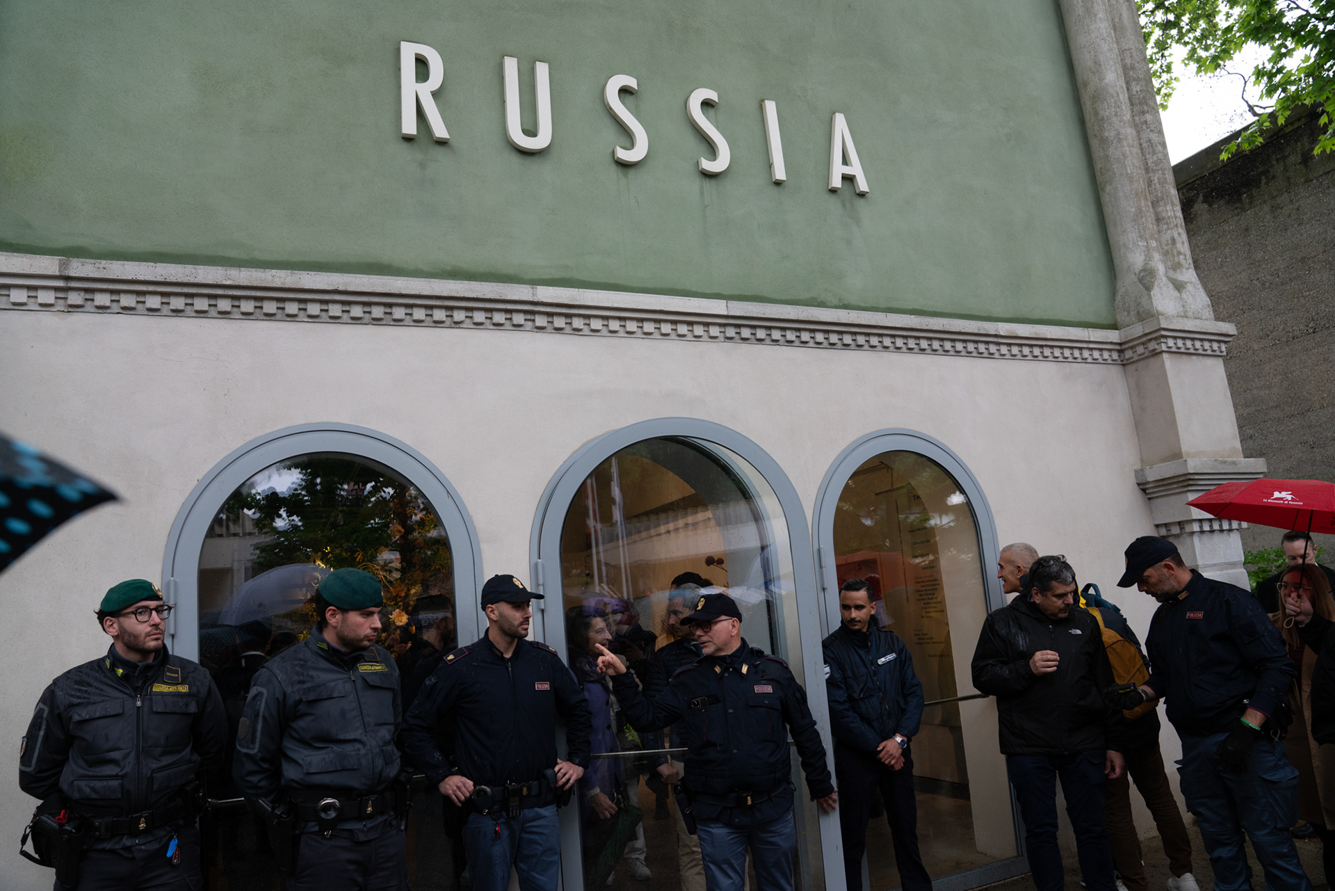 Agenti davanti al Padiglione Russo