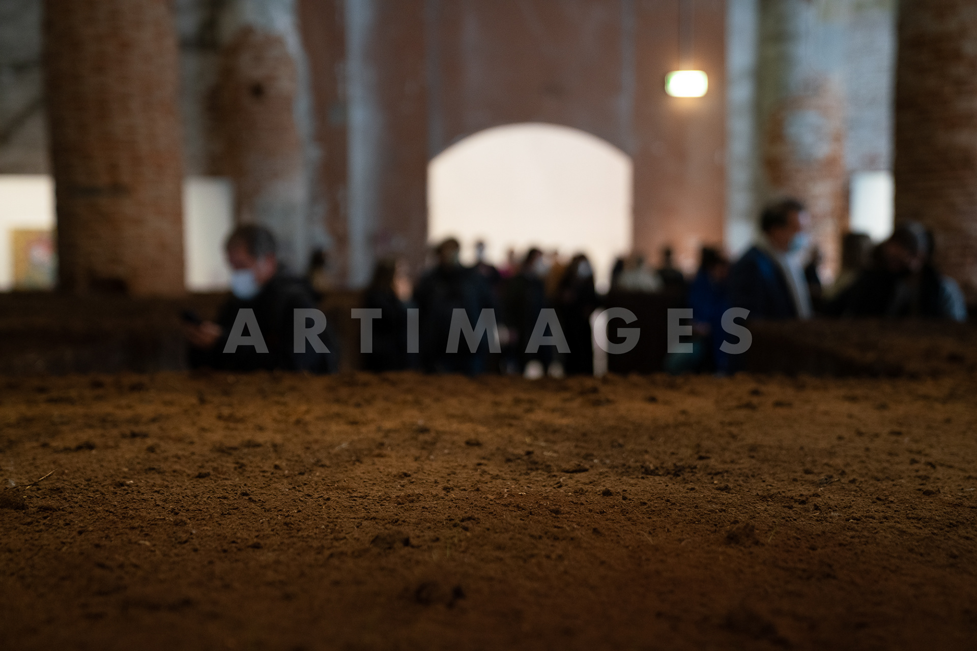 installazione site-specific di Delcy Morelos