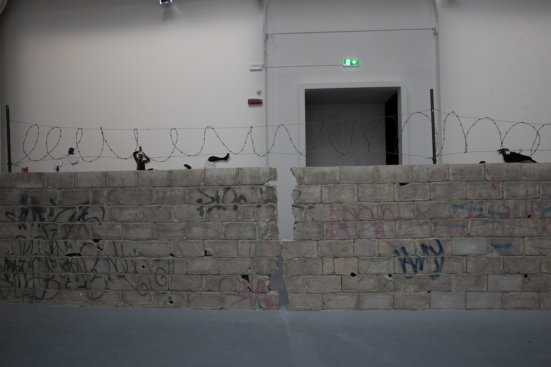 Sun Yuan and Peng Yu - Can’t Help Myself, 2016 - © Giovanni De Angelis