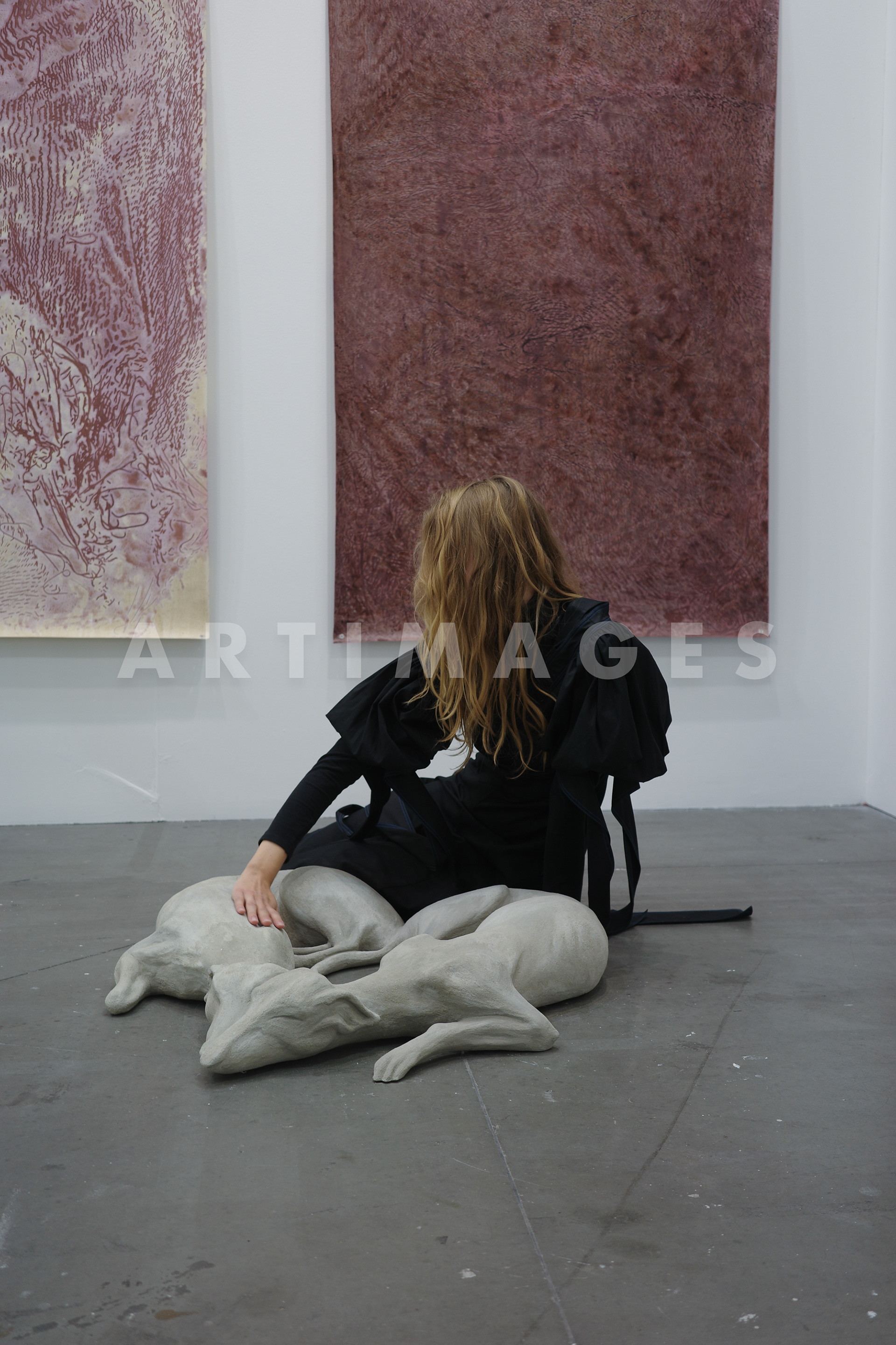 Saint Anne Gallery - Xolo Clintle performance - Performer: Alicja Brzeska ; artwork: Heart Shape Couple 2021 by Xolo Clintle