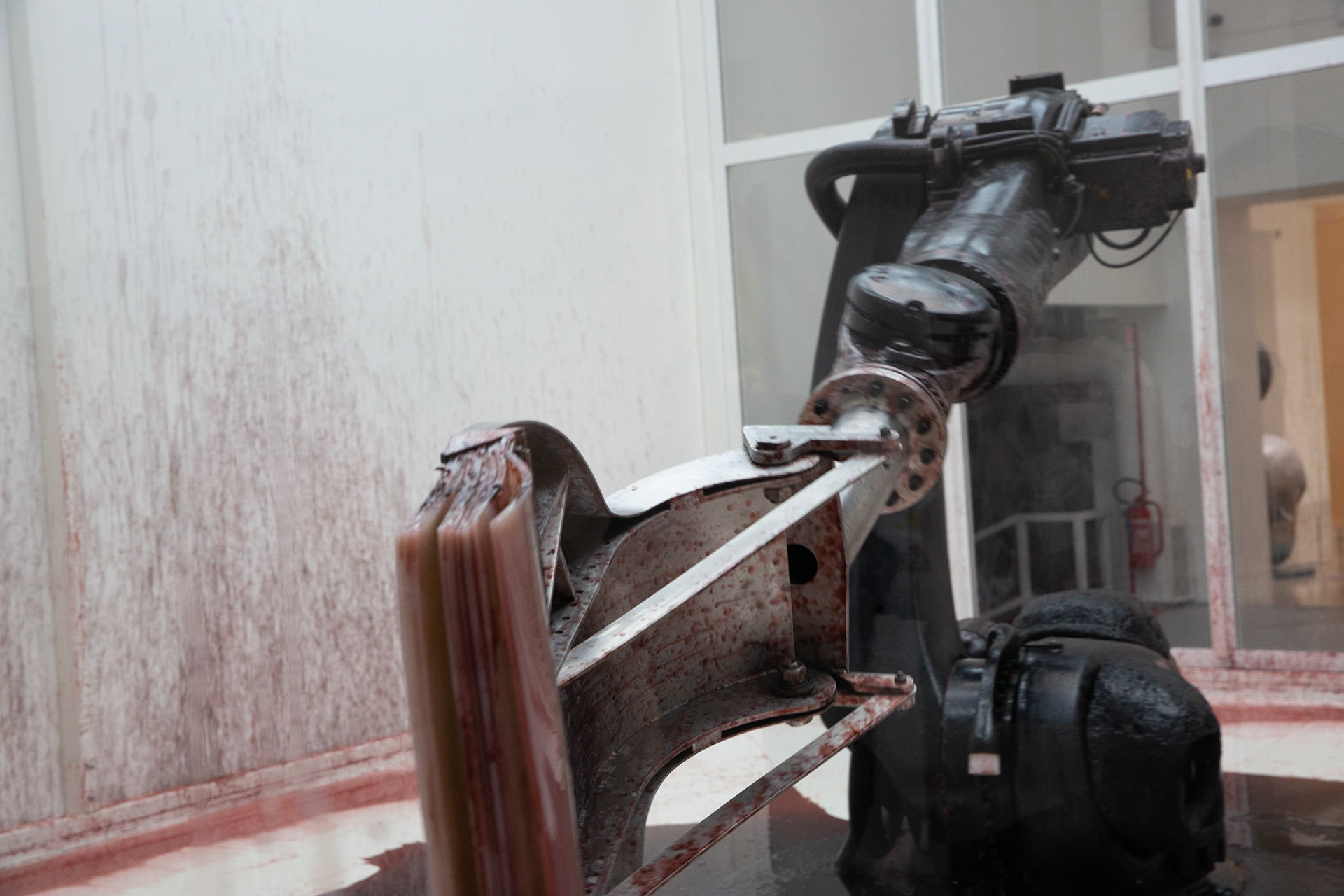 Sun Yuan and Peng Yu - Can’t Help Myself, 2016 - © Giovanni De Angelis