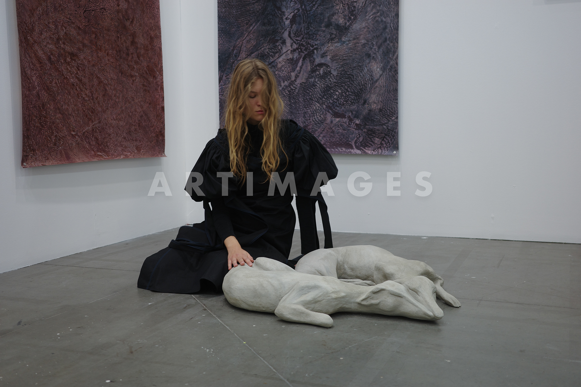 Saint Anne Gallery - Xolo Clintle performance - Performer: Alicja Brzeska ; artwork: Heart Shape Couple 2021 by Xolo Clintle