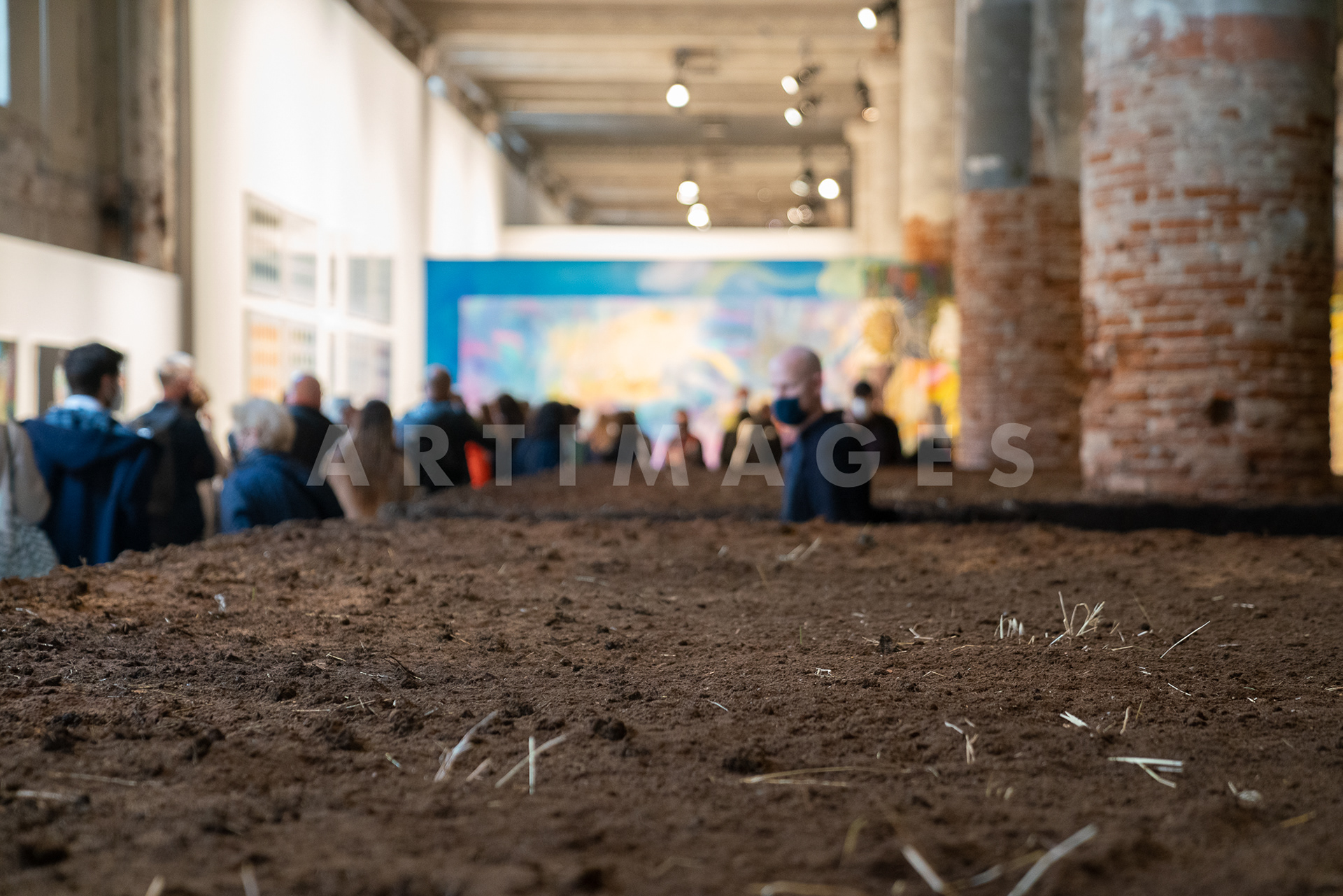 installazione site-specific di Delcy Morelos