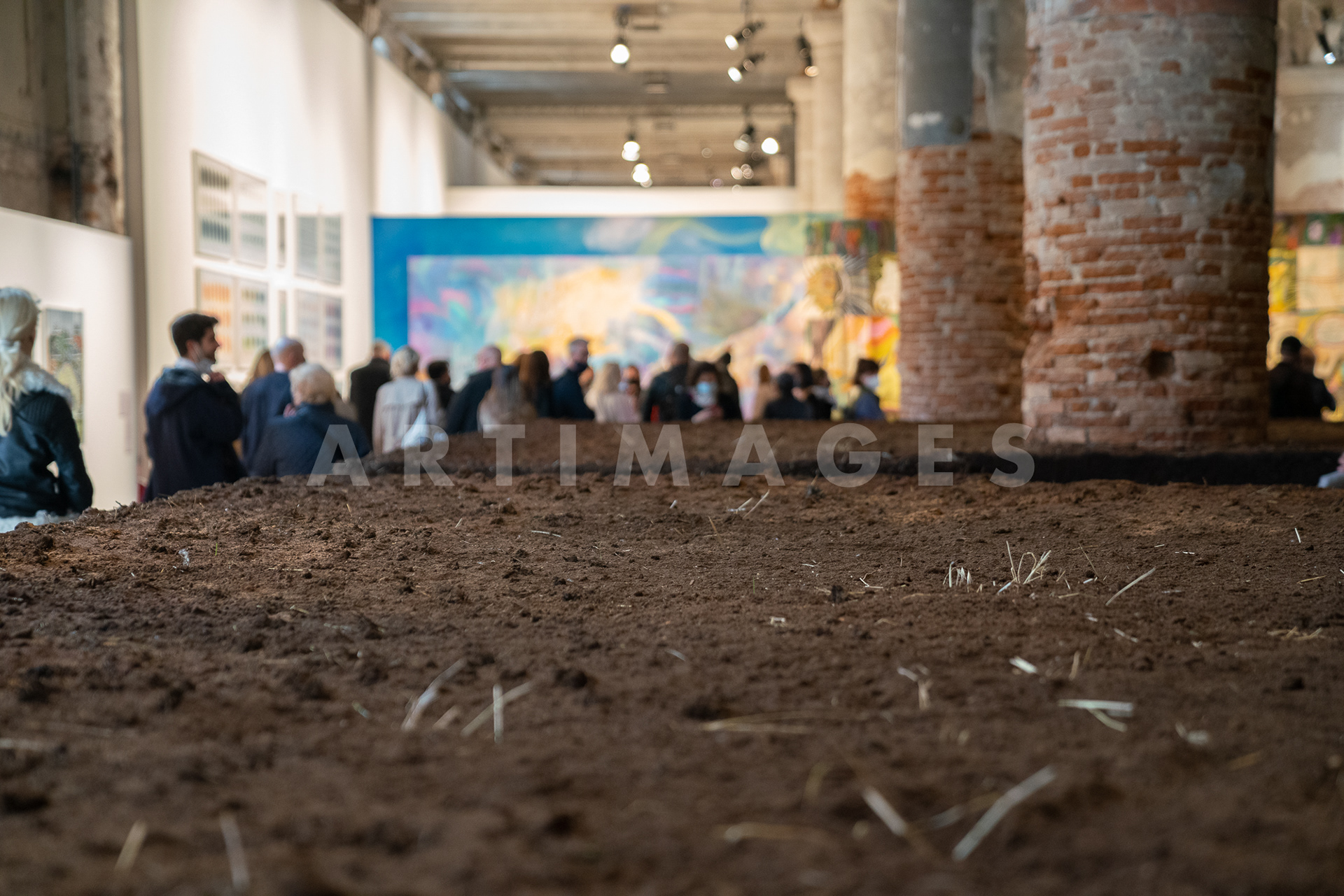 installazione site-specific di Delcy Morelos