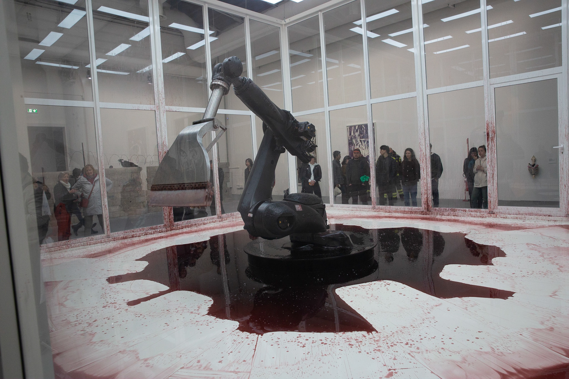 Sun Yuan and Peng Yu - Can’t Help Myself, 2016 - © Giovanni De Angelis