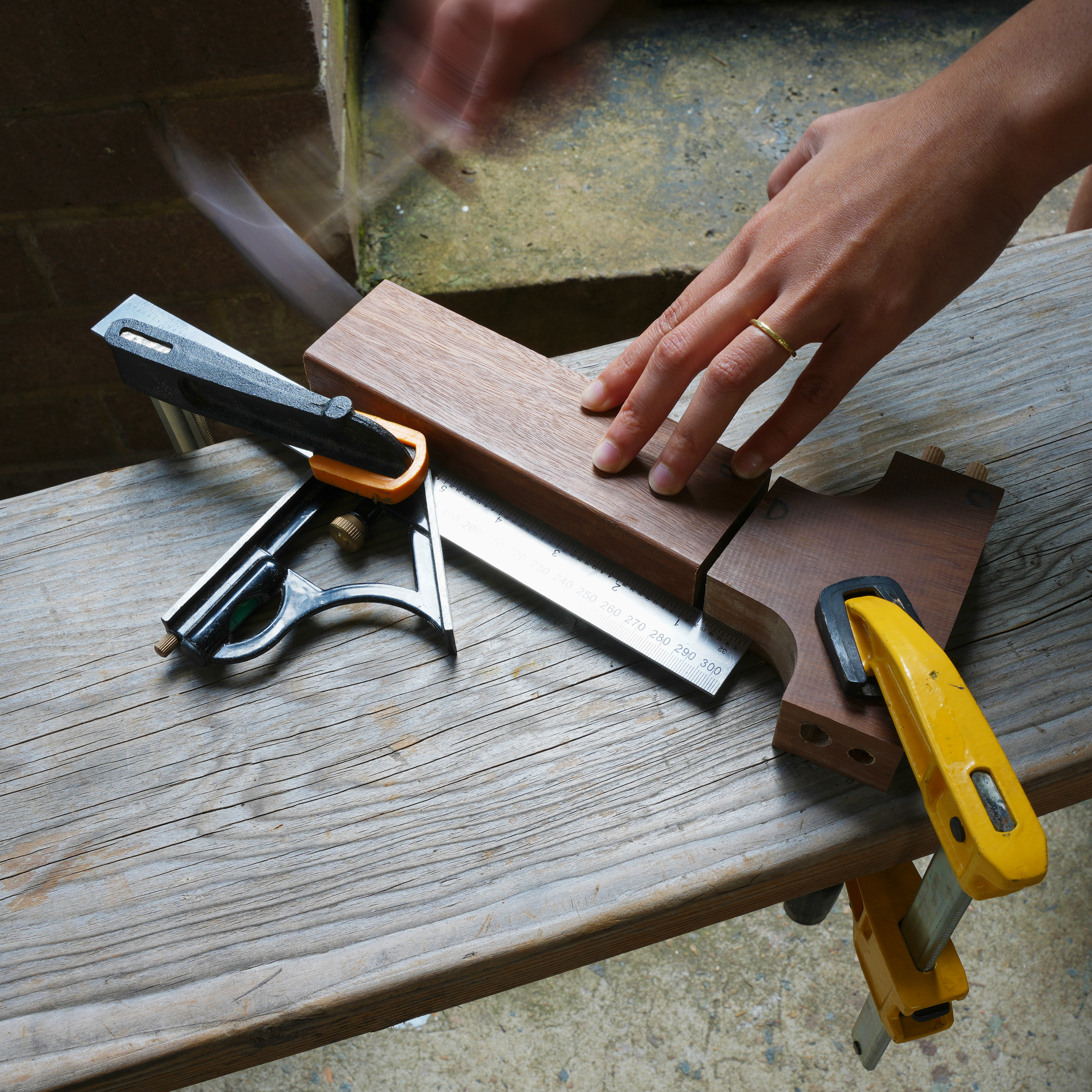 Transferring centres for dowel connections.