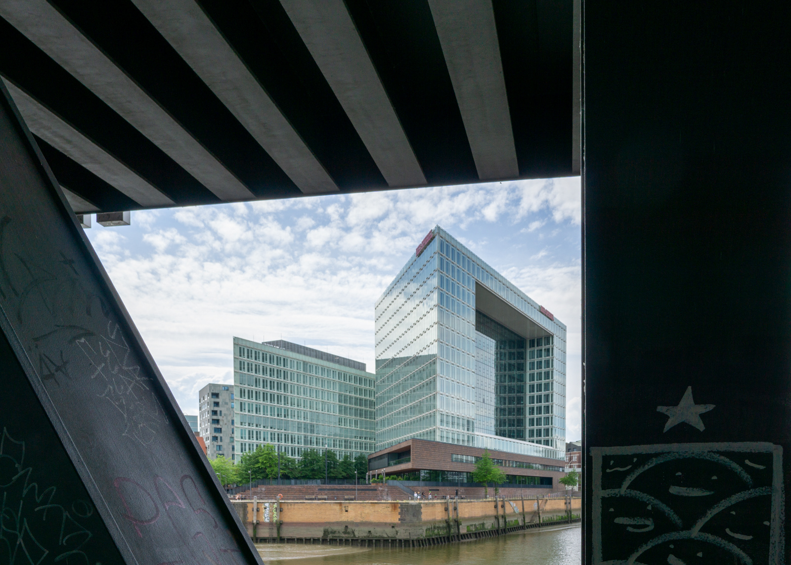 Der Spiegel | Settings: | iso 100 | 16mm | f/8 | 1/320 Sek. |
